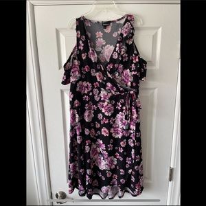 Torrid black/floral cold shoulder dress size 1 right above knee length